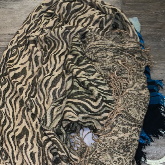 Assorted Patterned Scarves - Picture 6 of 12